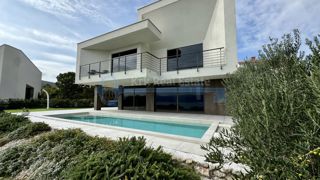 VRBNIK-LUXUSVILLA MIT POOL