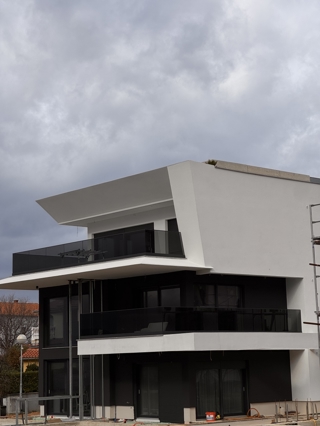 Luksuzni penthouse z bazenom v Njivicah, Krk