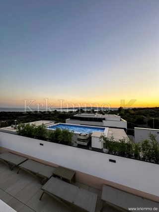 Luksuzno dvonadstropno stanovanje z bazenom. Pogled na morje