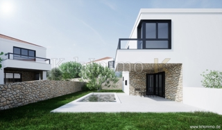 PRODAJA: Nova dvojna hiša z bazenom v Malinski