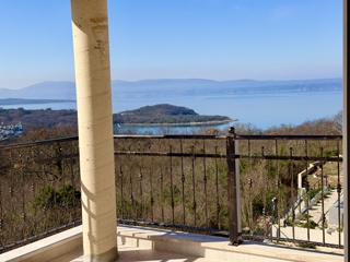 Stanovanje v novogradnji s pogledom na morje v Njivicah