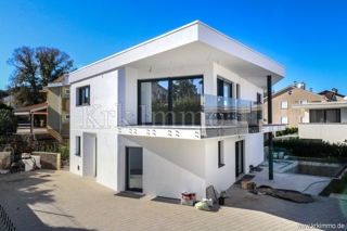 Odlična hiša dvojček z bazenom v bližini morja. Nepremičnine Malinska