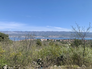 Gradbena parcela s pogledom na morje, otok Krk – mirna lokacija