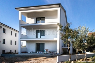 Nov apartma v pritličju z vrtom le 200 m od morja!