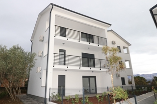 Nov apartma v pritličju z vrtom le 200 m od morja!