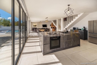 PRODAMO: Moderno opremljeno hišo z bazenom na mirni lokaciji