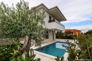 PRODAMO: Nov dvoetažni apartma z bazenom, Malinska