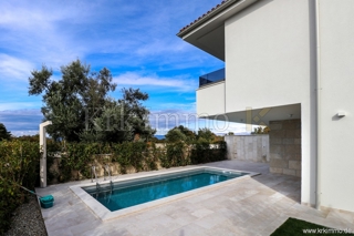 PRODAMO: Nov dvoetažni apartma z bazenom, Malinska