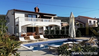 Punat: Samostoječa hiša z 2 apartmajema in bazenom!