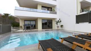Vrbnik – Pritlični apartma z bazenom in vrtom