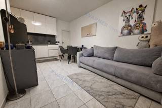 Malinska - Opremljeno stanovanje blizu morja, parkirišče