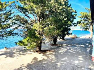 EKSKLUZIVNA LOKACIJA!! Samostojna hiša NA SAMI PLAŽI!!