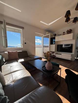 PRODAJA - DRUŽINSKO STANOVANJE S POGLEDOM NA MORJE