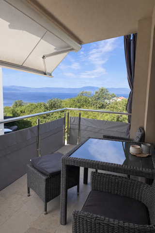 Njivice - Opremljen apartma s teraso in parkirnim mestom