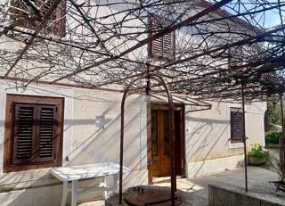 Dvostanovanjska hiša v središču Malinske, 80 m od morja!