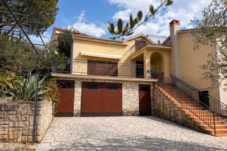 Malinska - hiša s 3 stanovanji in garažo, 200 m od morja