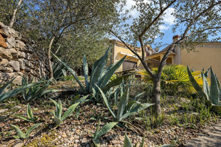 Malinska - hiša s 3 stanovanji in garažo, 200 m od morja