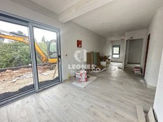 Stanovanje v pritličju z velikim vrtom 300 metrov od morja stran v Lovrečici