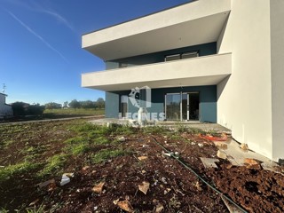 Novozgrajeno stanovanje z dvoriščem in veliko pokrito teraso v Novigradu