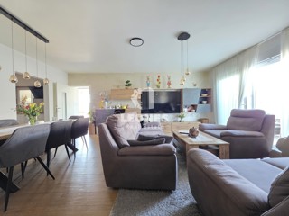 Hiša s tremi stanovanjskimi enotami v bližini Umaga