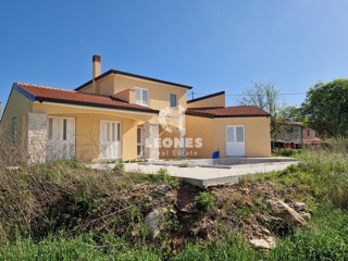 Samostojna hiša z bazenom v okolici Buja