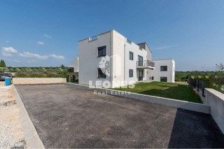 Prostorno stanovanje s strešno teraso v bližini Poreča