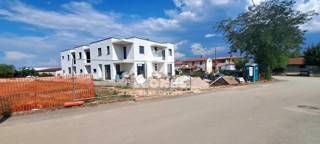 Moderna vrstna hiša z bazenom v Taru blizu Poreča