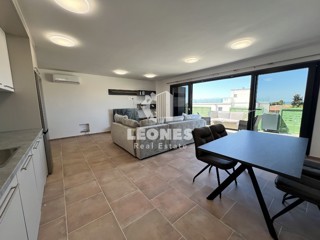Apartma s pogledom na morje le 500 metrov od plaže v Novigradu