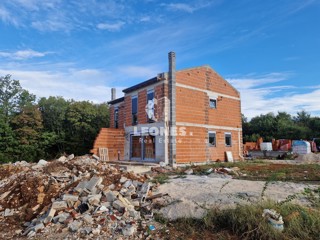 Dvojček hiša z bazenom v okolici Buja, Kaštel