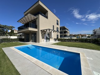 Kvalitetno dvoetažno stanovanje  z pogledom na morje in  bazenom v Taru