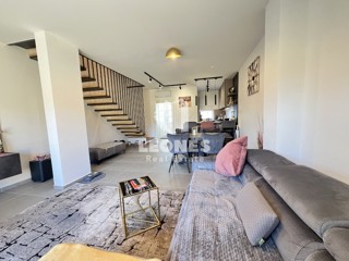 Udobno trietažno stanovanje z vrtom na mirni lokaciji v Novigradu