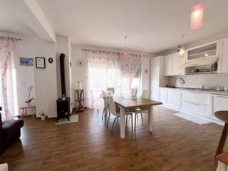 Udobno stanovanje s strešno teraso z razgledom na morje in le 500 metrov od morja v Novigradu