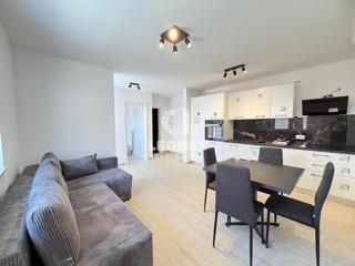 Popolnoma opremljeno stanovanje v pritličju prenovljene stavbe v Novigradu