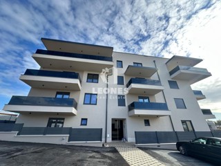 Penthouse s strešno teraso in čudovitim pogledom na morje, le 600 metrov od morja