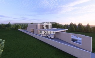 Gradbeno zemljišče z gradbenim dovoljenjem v prvi vrsti do morja v bližini Umaga