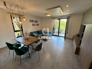 Prostorno stanovanje na odlični lokaciji, le 500 metrov od morja in centra Novigrada