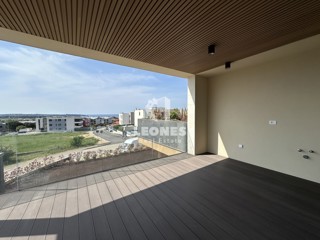 Luksuzno stanovanje v prvem nadstropju s čudovitim pogledom na morje v novi stavbi z dvigalom v Novigradu