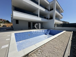 Apartma z bazenom na odlični lokaciji v Novigradu