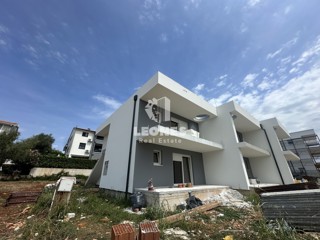 Udobno stanovanje s pogledom na morje in strešno teraso le 600 metrov od morja v Zambratiji