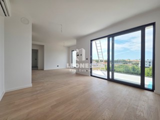 Apartma s tremi spalnicami in tremi parkirnimi mesti v kakovostni novogradnji v Umagu