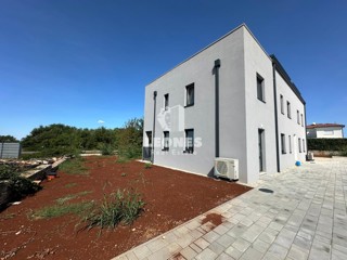 Dupleks stanovanje z ločenim vhodom in velikim dvoriščem v bližini Poreča s pogledom na morje