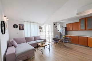 Stan z dvema spalnicama in galerijo na mirni lokaciji v Novigradu