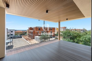 Kvalitetno stanovanje s pogledom na morje in dvigalom v novi stavbi v Novigradu