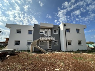 Udobno stanovanje z vrtom le 500 metrov od morja v Zambratiji