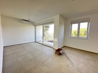 Moderen stan z vrtom v pritličju novogradnje v okolici Poreča