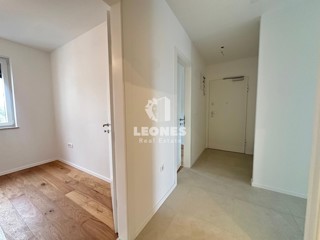 Udobno stanovanje v moderni novogradnji z dvigalom le 700 metrov od morja