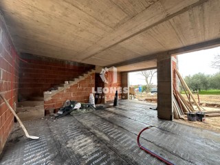 Kakovostna končna hiša z bazenom na mirni lokaciji v Novigradu