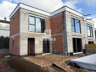 Kakovostna končna hiša z bazenom na mirni lokaciji v Novigradu