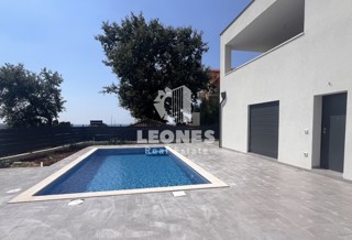 Stanovanje v novi stavbi v pritličju z bazenom in pogledom na morje na atraktivni lokaciji v Novigradu