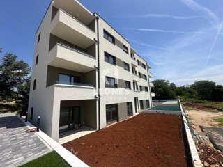 Udobno pritlično stanovanje s prostornim dvoriščem in tremi spalnicami na dobri lokaciji v Taru